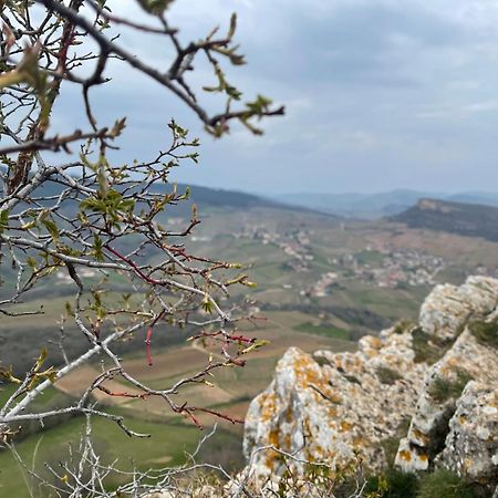 La Tablee Medievale Civrieux-dʼAzergues Buitenkant foto